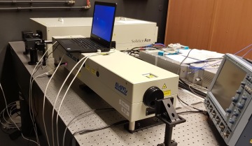 Synchronizované femtosekundové lasery