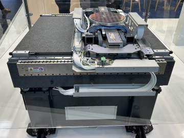 Polohovací systém HybrYX™ pro kontrolu waferů